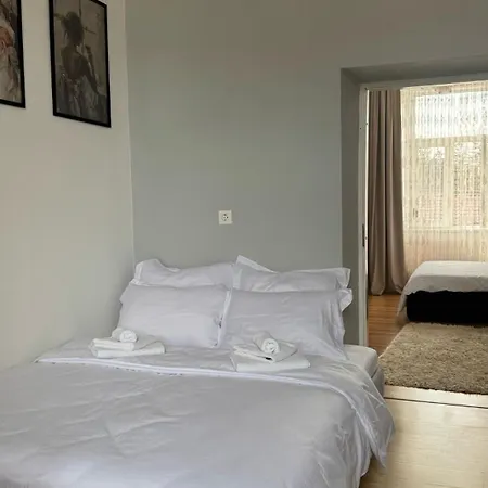 Chic & Cozy In Apartment *