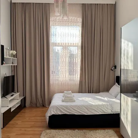 Apartment Chic & Cozy In